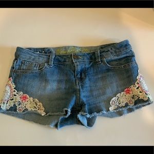 Vanilla Star size 9 embroidered shorts